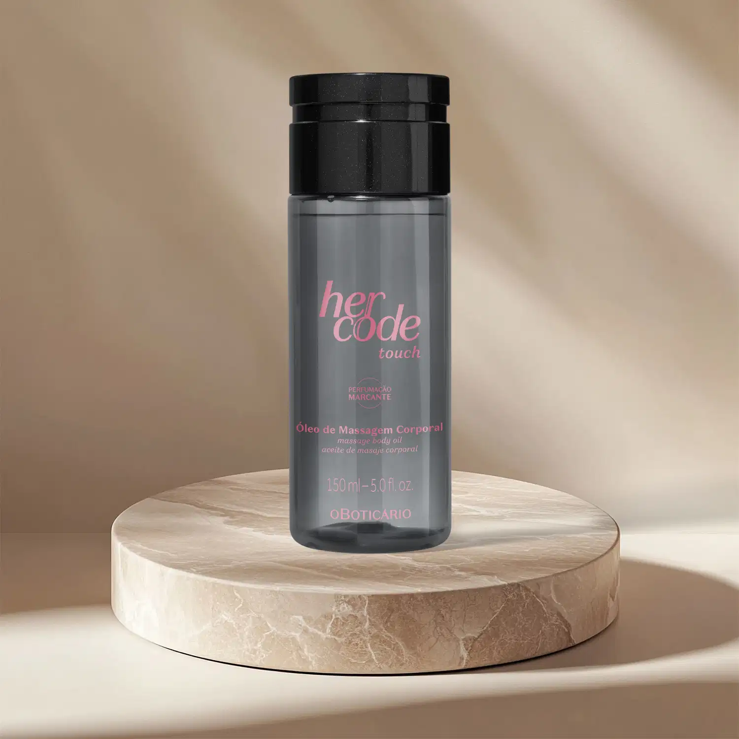 Frasco cinza translúcido com tampa preta e letras douradas de óleo de massagem corporal Her Code Touch sobre superfície de madeira clara, em ambiente com iluminação suave e tons neutros.