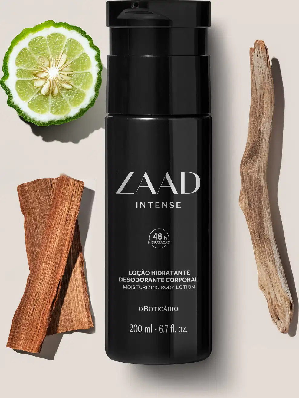 Imagem de um frasco preto de loção hidratante corporal Zaad Intense em meio a pedaços de madeira e uma fatia de limão verde, sobre superfície clara.