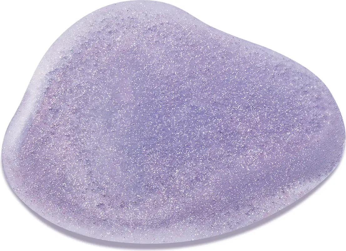 Objeto de textura suave e brilhante com tons de lavanda. Superfície irregular e granulada, com aspecto cristalino. Item de perfumaria com aparência delicada e refinada.