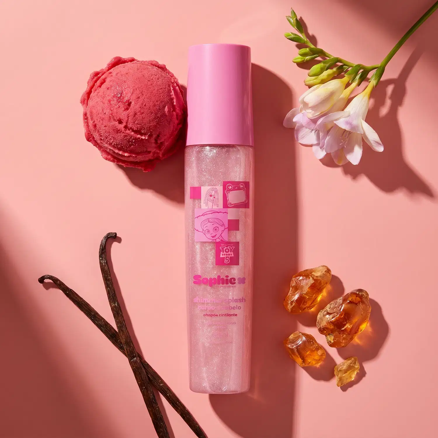 Imagem de um item de perfumaria da marca Sophie, com um frasco rosa brilhante, um sorvete vermelho e flores brancas em um fundo rosa. Elementos que sugerem um ambiente de beleza e cuidados pessoais.