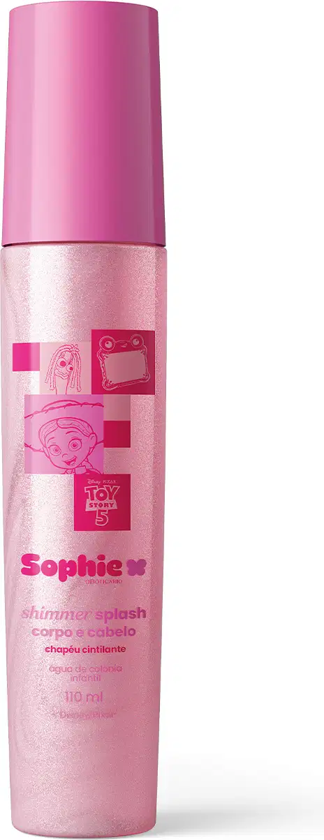 Frasco de item de perfumaria rosa com rótulo "Sophie" e ícones de brinquedos. Embalagem cilíndrica com tampa rosada e detalhes prateados. Texto "Shimmer splash corpo e cabelo" e "Toy Story 5" visíveis no rótulo.