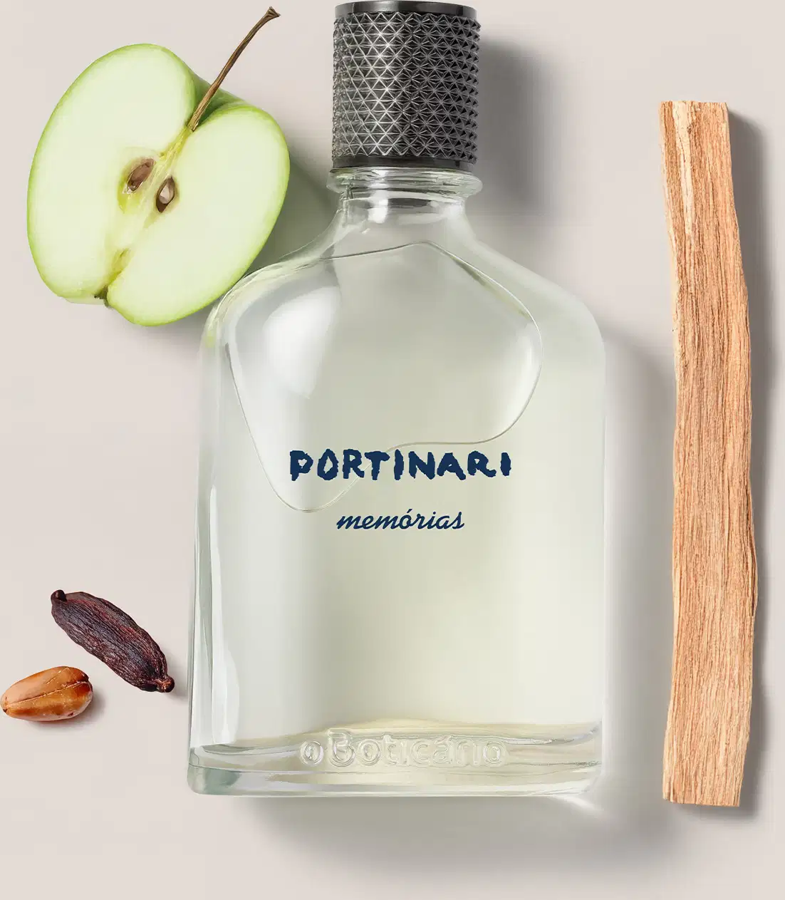Frasco de vidro transparente com a marca Portinari Memórias gravado em azul escuro, com tampa preta texturizada em formato geométrico cercado por meia maçã verde, uma lasca de madeira de cedro e especiarias sobre fundo claro.