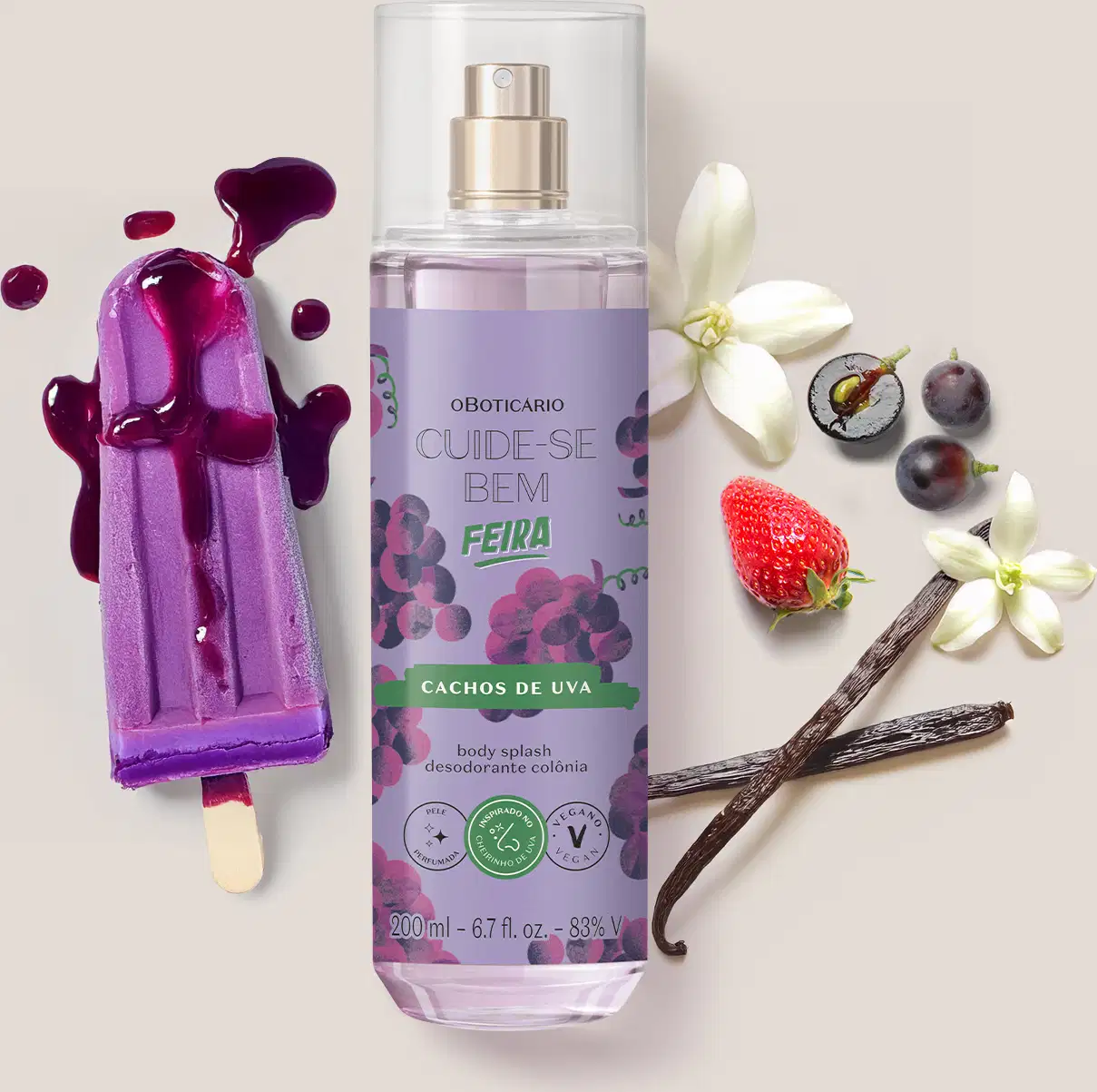 Imagem de uma embalagem de body splash da marca Cuide-se bem Feira Cachos de Uva em meio a flores, frutas e ingredientes naturais sobre superfície clara, em cenário minimalista e harmonioso.