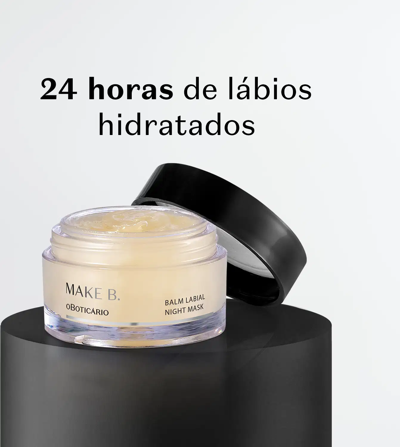 Trata-se de um pote de balm labial noturno da marca Make B. Lip Chronology Night Mask com tampa preta, contendo um produto de cor clara em fundo azul e letras pretas indicando 24 horas de lábios hidratados.