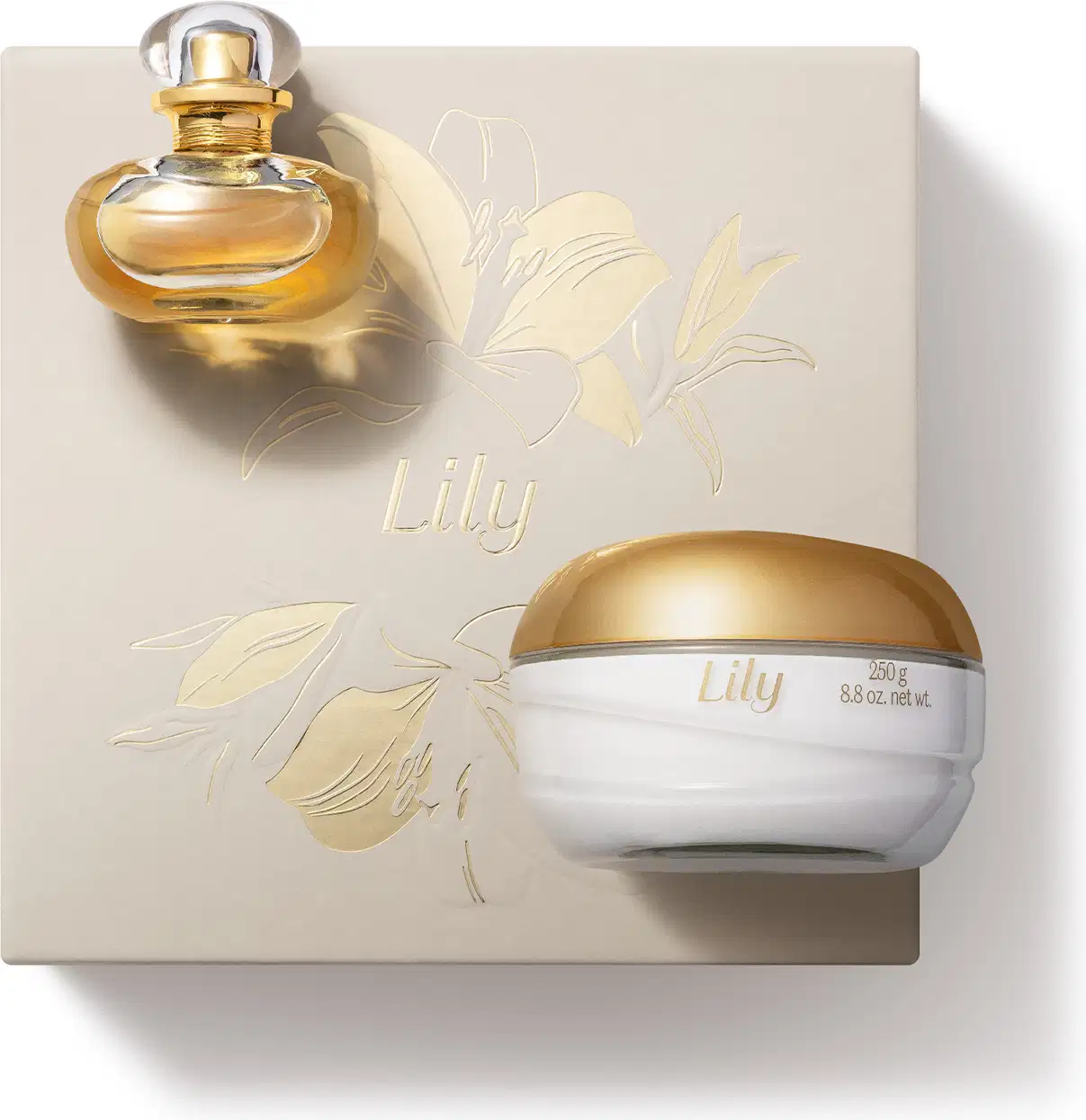 Imagem de uma caixa branca com ilustração dourada de lírios, contendo um frasco elegante com líquido dourado de Eau de Parfum Lily e um pote branco com tampa dourada de creme corporal da mesma marca.