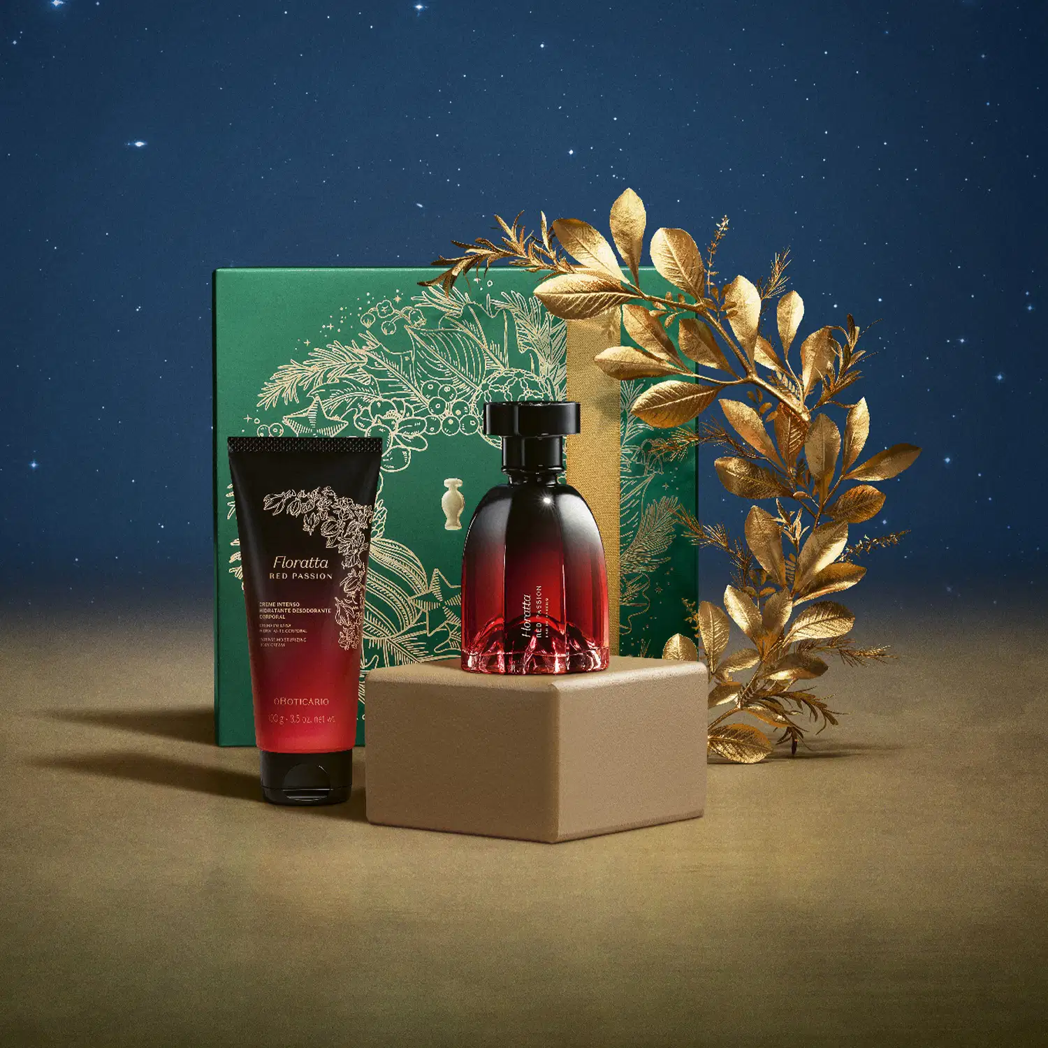 Imagem do Kit Presente Natal Foratta Red Passion com um vidro vinho e preto de desodorante colônia, frasco na mesma cor de creme hidratante corporal e uma caixa verde presenteável com estampa natalina em cenário com fundo azul-escuro e superfície marrom.