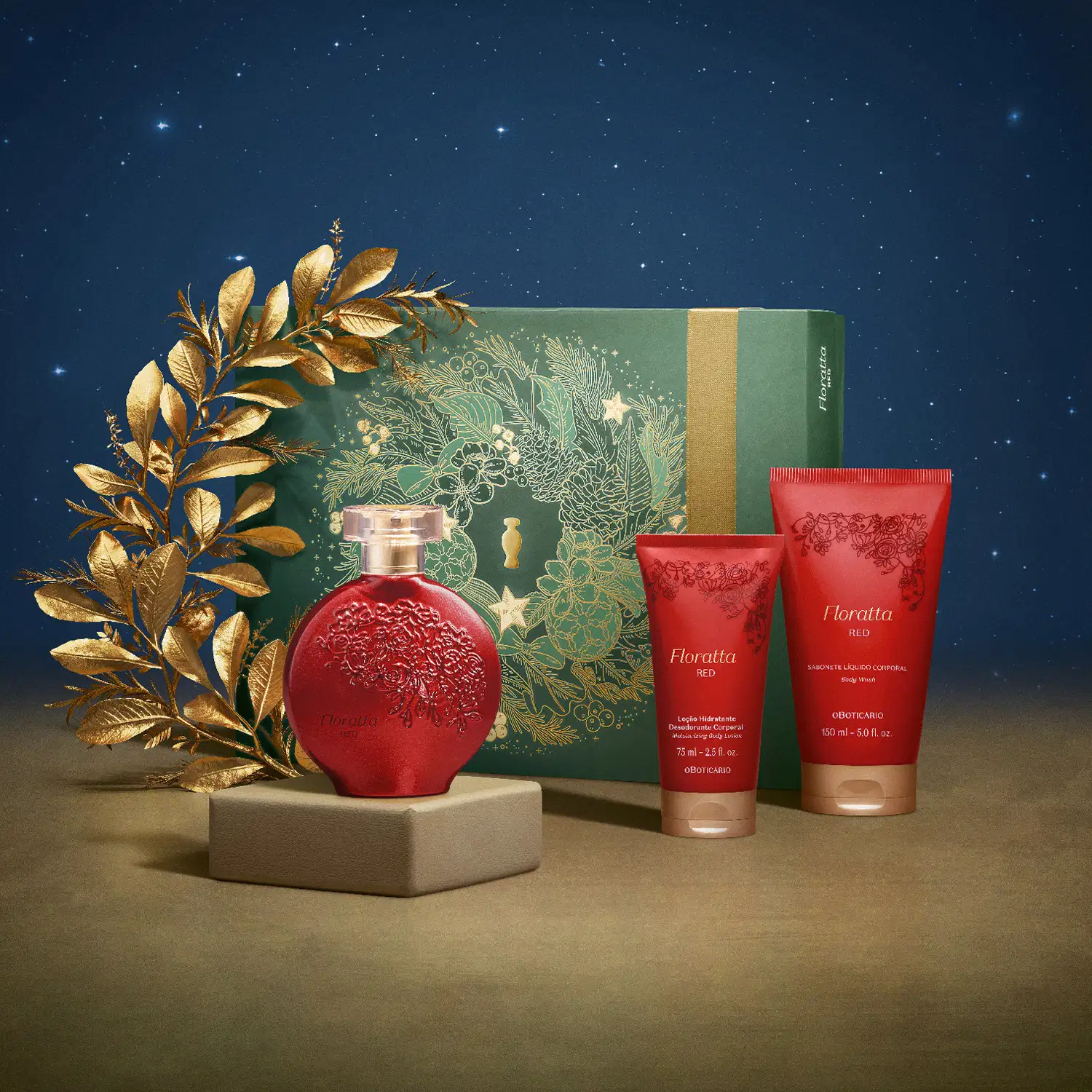 Imagem do Kit Presente Natal Floratta Red com vidro de desodorante colônia, dois frascos sendo um de sabonete líquido e outro de loção hidratante corporal e uma caixa verde com estampa natalina em cenário com superfície marrom e fundo azul escuro.