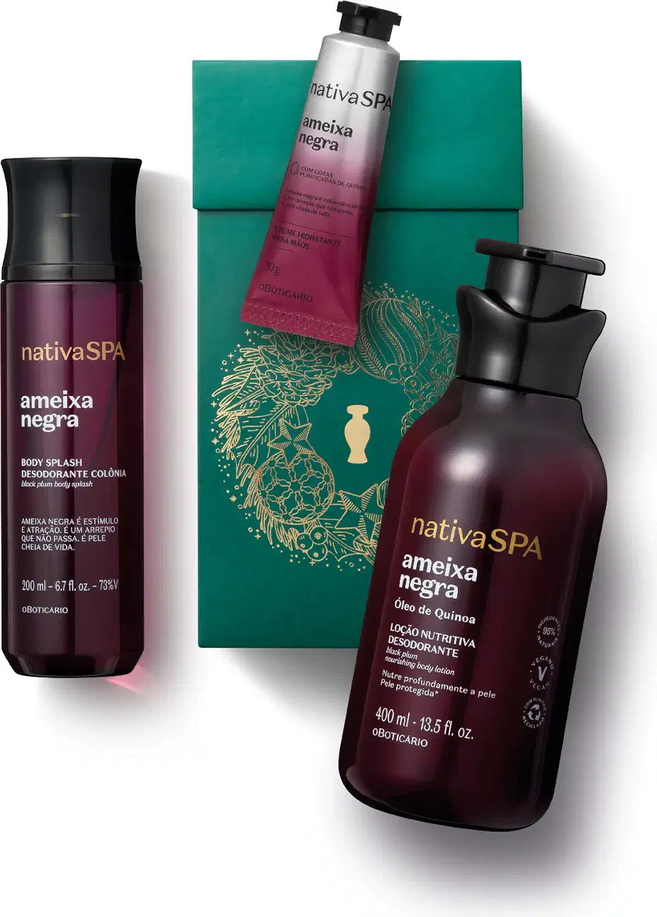 Imagem do Kit Presente Natal Nativa Spa Ameixa Negra com um frasco roxo de loção hidratante corporal, um frasco também roxo de body splash e uma bisnaga prata e roxa de creme para mãos sobre uma caixa verde com estampa floral dourada.