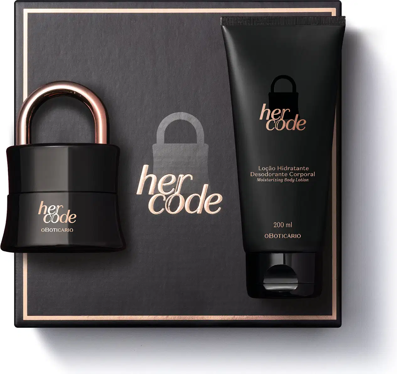 Imagem de uma caixa preta com rótulo dourado, vidro de item de perfumaria Her Code na cor preta em formato de cadeado com arco dourado e bisnaga preta de loção hidratante corporal da mesma marca.