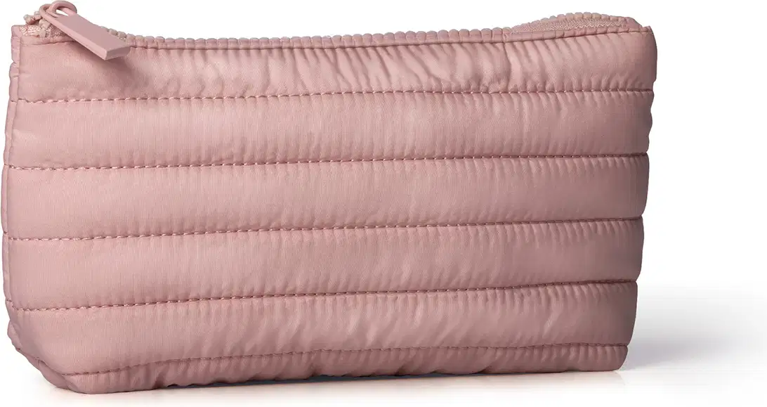 Imagem de um nécessaire rosa claro acolchoada com zíper, com textura suave e lisa, sem marcas ou rótulos visíveis.
