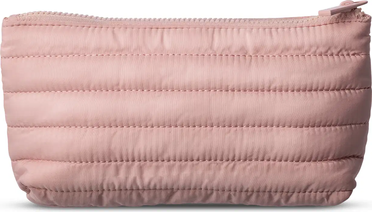 Imagem de um nécessaire rosa claro acolchoada com zíper, com textura suave e lisa, sem marcas ou rótulos visíveis.