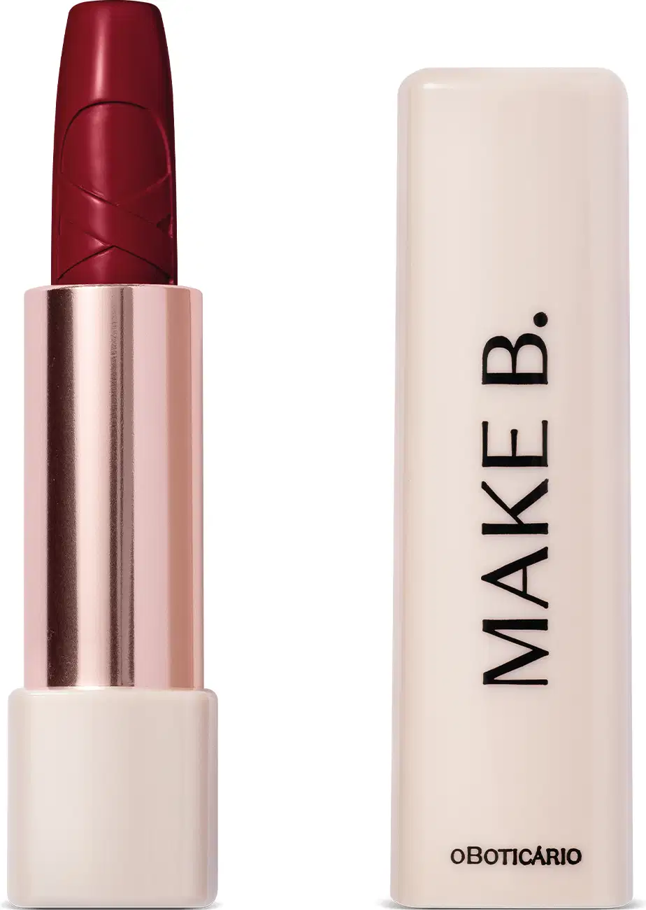 Batom cremoso na cor Vermelho Lace Red da marca Make B. Urban Ballet em embalagem branca e dourada com a marca impressa em letras pretas na tampa.