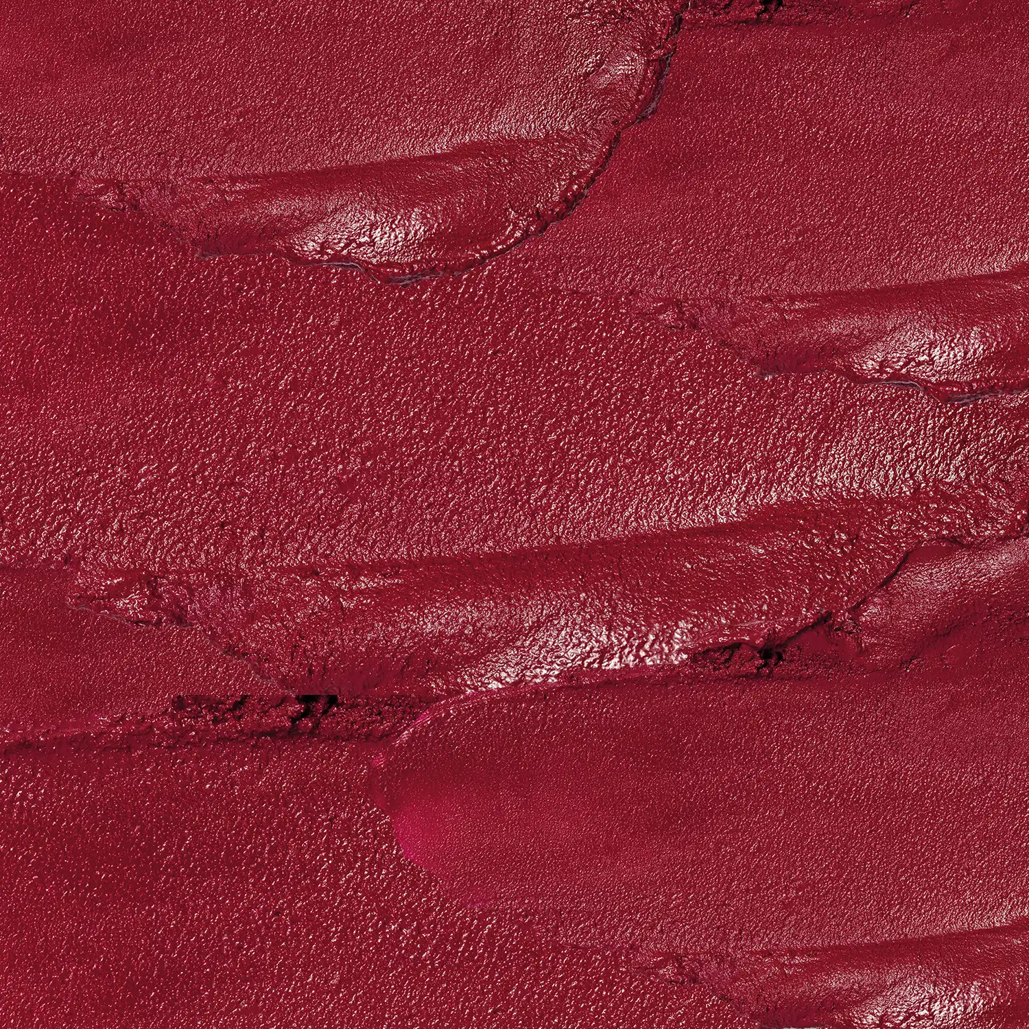 Textura escura, brilhante e cremosa de um batom Make B. Urban Ballet na cor de vermelha intensa.