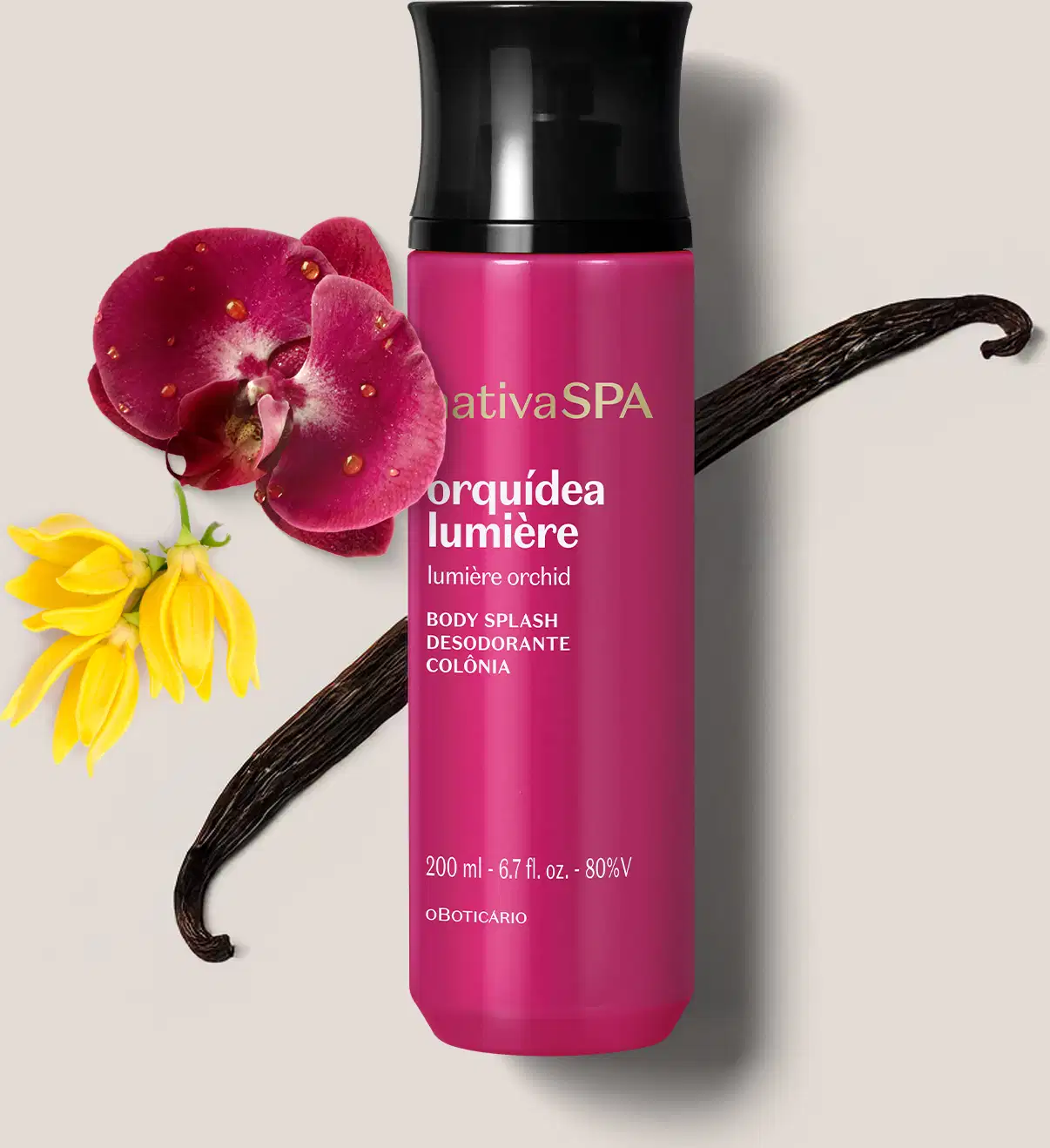 Frasco cilíndrico de item de perfumaria da marca Nativa SPA Orquídea Lumière, na cor rosa vibrante, com tampa preta cercado por uma orquídea rosa, outra amarela e uma fava de baunilha sobre superfície branca.