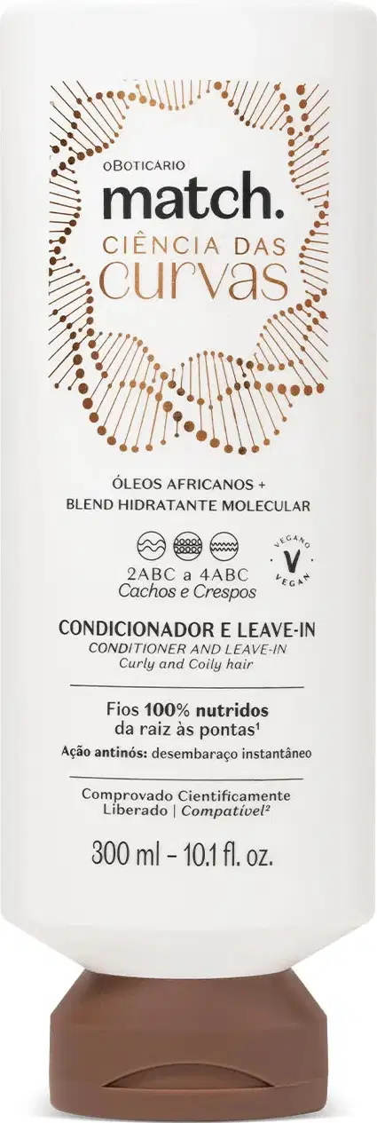 Imagem de um frasco branco com tampa marrom da marca Match Ciência das Curvas. contendo um produto dois em um: condicionador e leave-in para cabelos cacheados e crespos. As informações sobre ingredientes e benefícios estão em letras pretas..