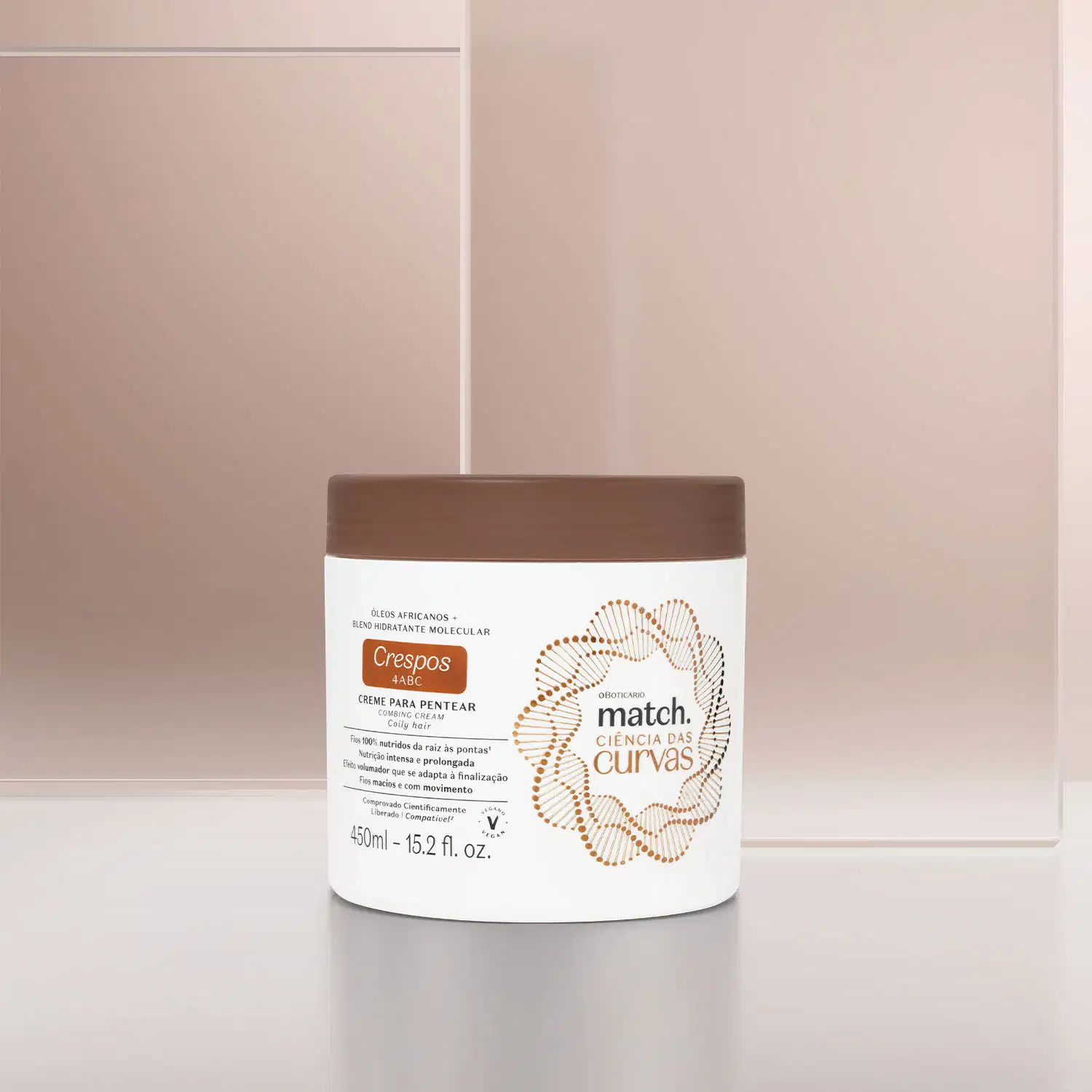 Imagem de um pote branco com tampa marrom contendo creme para pentear da linha Match. Ciência das Curvas Crespos em fundo bege e branco.