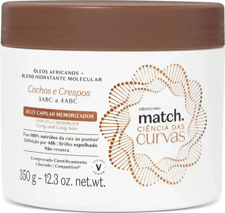 Imagem de um pote branco com tampa marrom da marca Match Ciência das Curvas contendo um jelly capilar memorizado para cabelos cacheados e crespos. O rótulo possui detalhes e letras na cor marrom e preta.