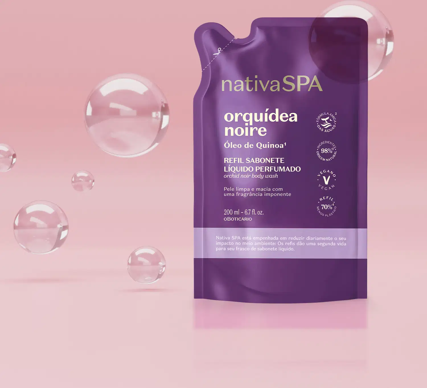 Imagem de embalagem refil roxa da marca Nativa SPA Orquídea Noire com sabonete líquido, cercada por bolhas de sabão em fundo rosa.