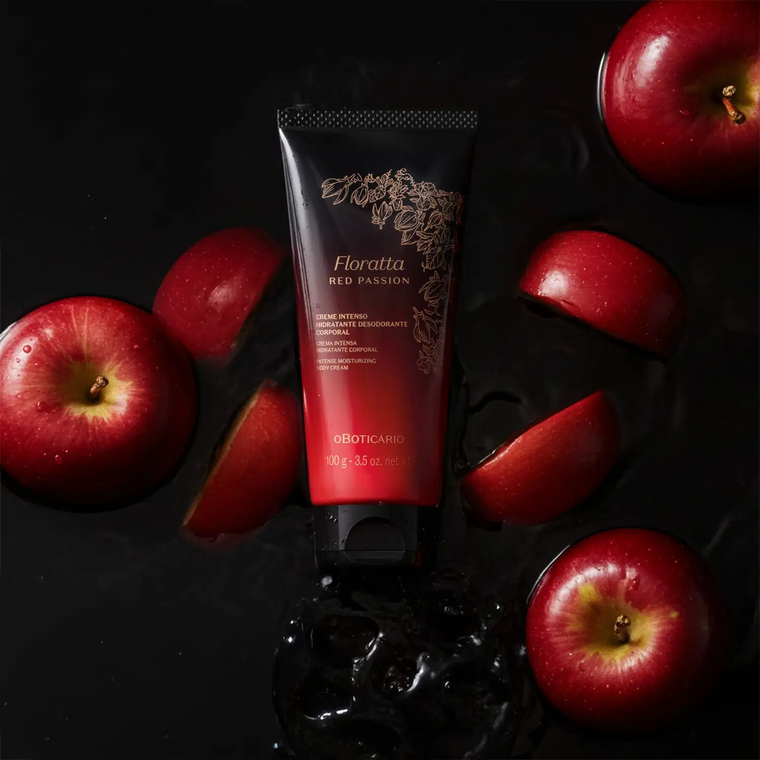Imagem de um tubo de creme hidratante corporal da marca Floratta Red Passion, em embalagem preta e vermelha, cercado por maçãs vermelhas em fundo preto.
