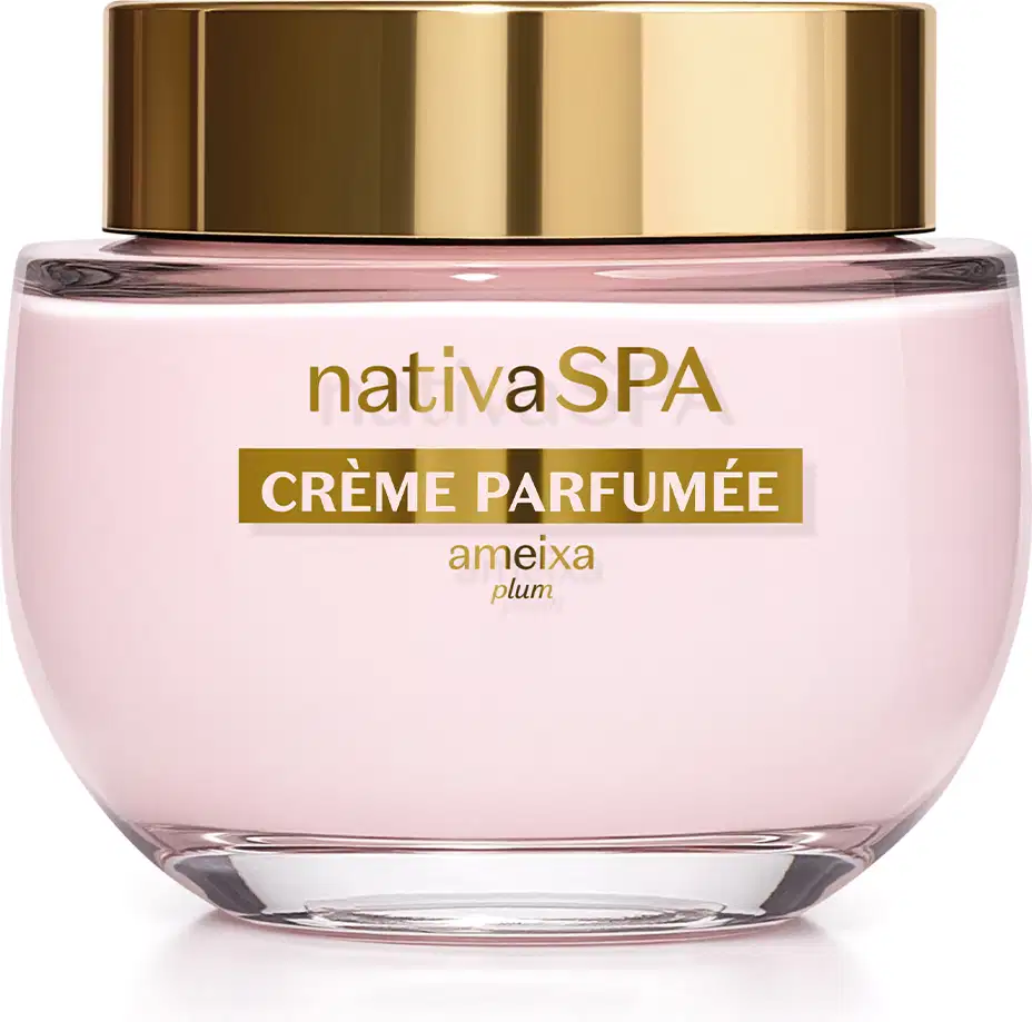 Frasco de vidro de creme perfumado da marca Nativa SPA Ameixa na cor rosada, com tampa dourada e embalagem rosa claro, contendo texto em dourado escrito Crème Parfumée no rótulo.