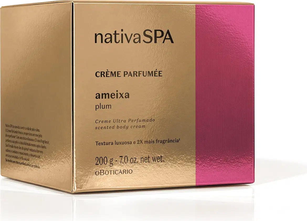 Caixa dourada com faixa rosa cobrindo aproximadamente 1/3 da parte frontal com texto em preto sobre a superfície dourada contendo informações da marca Nativa SPA Crème Parfumée Ameixa.