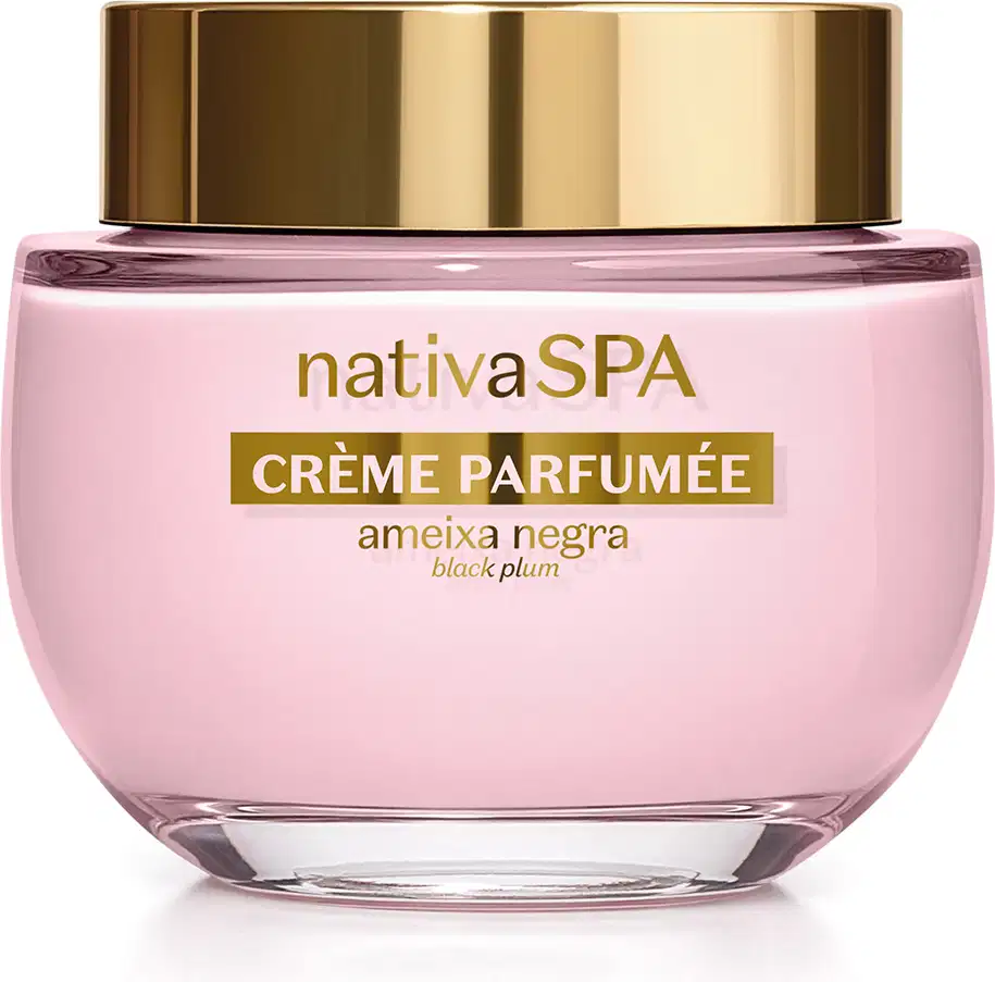Frasco de vidro de creme perfumado da marca Nativa SPA Ameixa Negra na cor rosada, com tampa dourada e embalagem rosa claro, contendo texto em dourado escrito Crème Parfumée no rótulo.