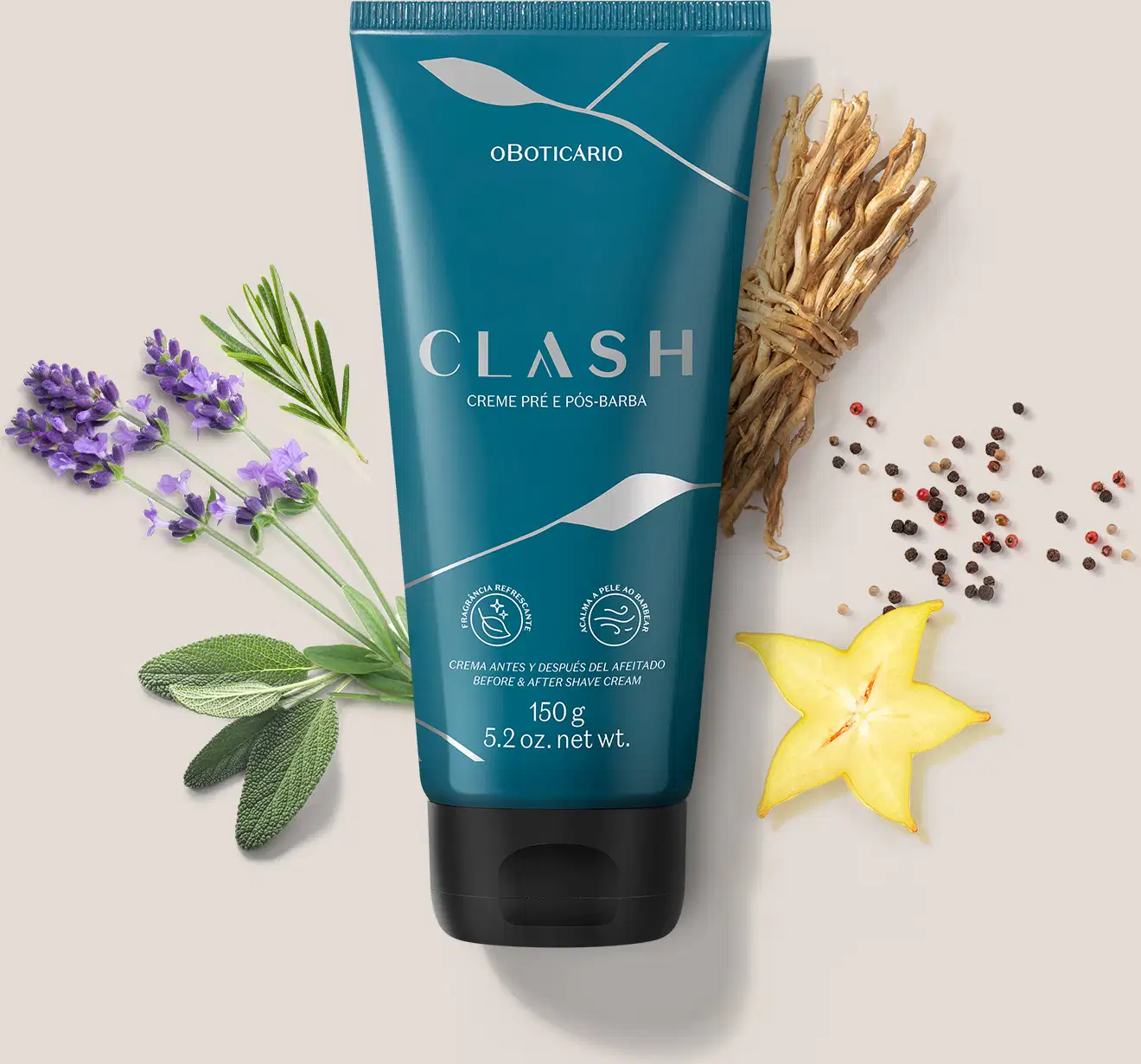 Tubo de creme pré e pós-barba da marca Clash, em embalagem azul-esverdeada, rodeado por flores de lavanda, galhos de alecrim, especiarias e uma fatia de carambola amarela, sobre uma superfície clara.