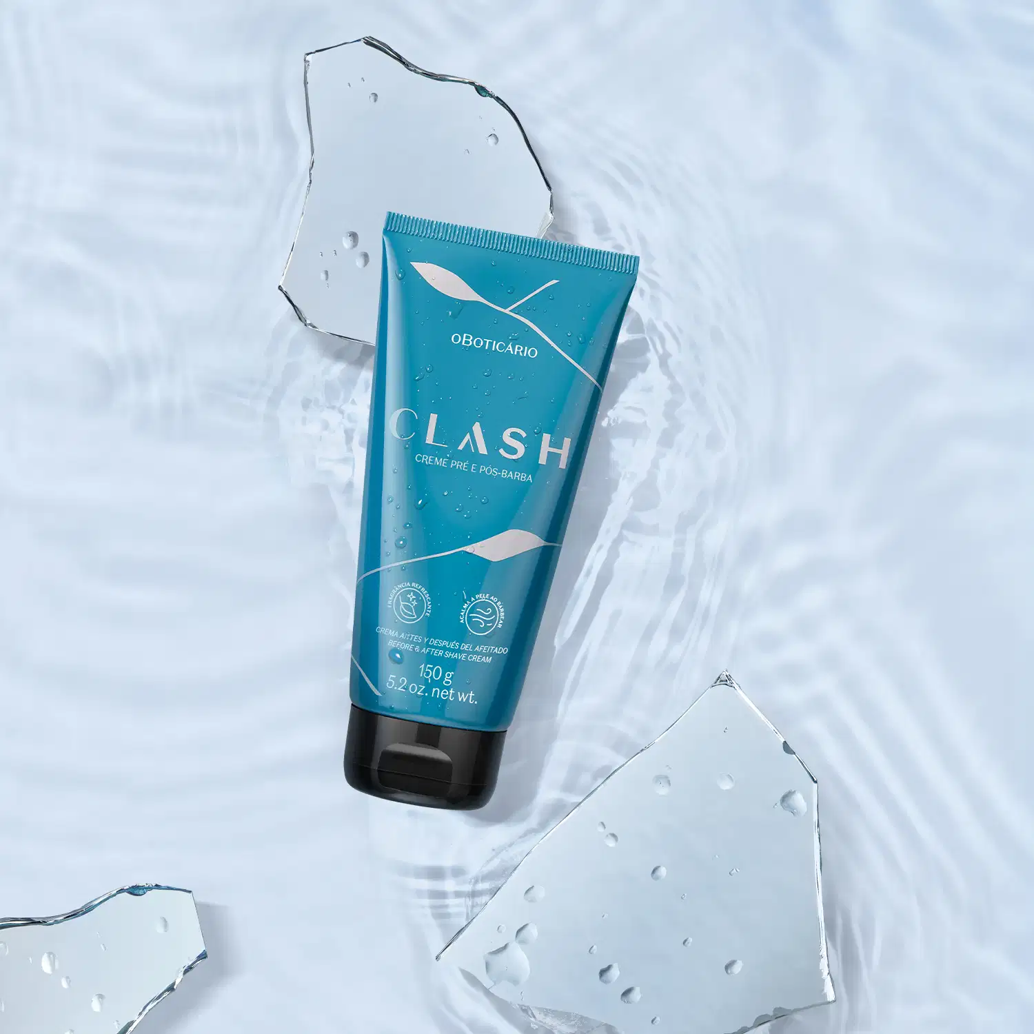 Tubo de creme pré e pós-barba da marca Clash em primeiro plano, flutuando sobre uma superfície aquática com gotas d'água, em uma superfície clara e molhada.
