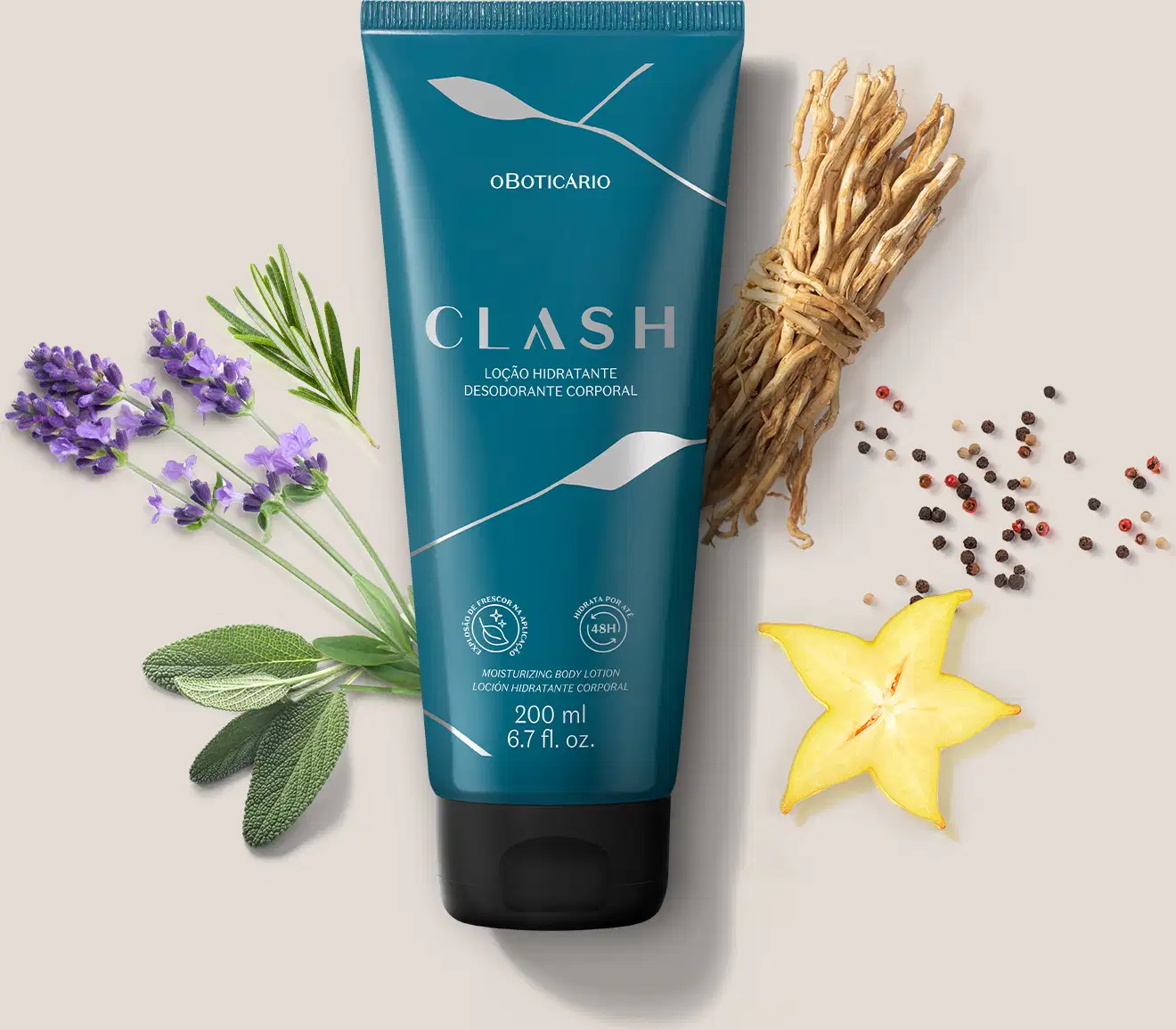 Tubo de creme hidratante desodorante da marca Clash, em embalagem azul-esverdeada, rodeado por flores de lavanda, galhos de alecrim, especiarias e uma fatia de carambola amarela, sobre uma superfície clara.