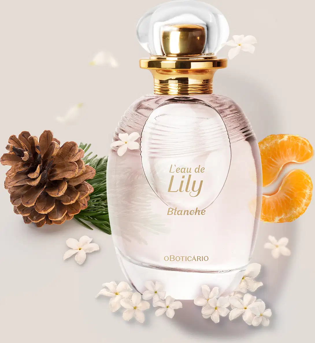 Frasco de desodorante colônia da marca L'eau de Lily Blanche em ambiente com flores brancas, pinhas e fatias de laranja, sobre superfície clara.