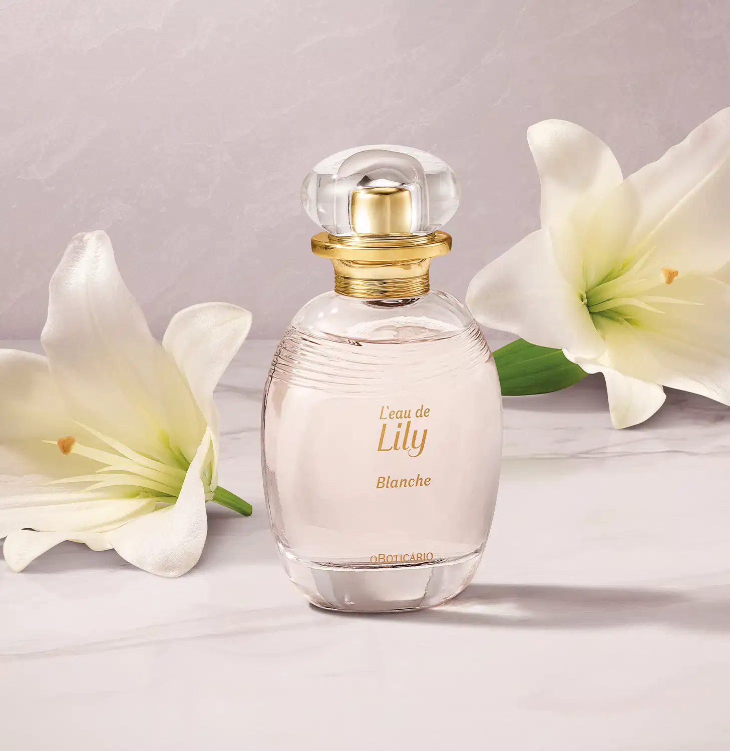 Frasco de desodorante colônia L'eau de Lily Blanche sobre superfície clara, com flores brancas ao redor, em ambiente iluminado e minimalista.