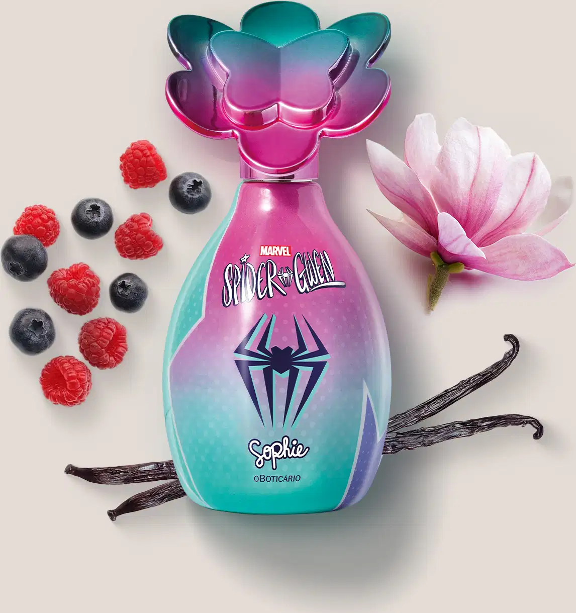 Frasco de colônia infantil da marca Sophie em parceria com Marvel Spider-Gwen, cercada por frutas vermelhas, favas de baunilha e uma flor rosa sobre fundo claro.