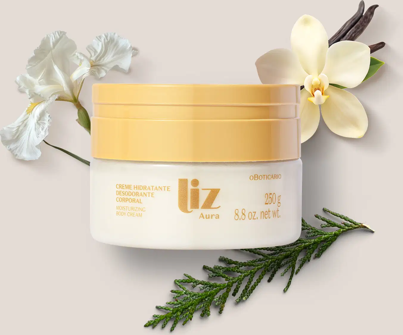 Recipiente de creme hidratante corporal da marca Liz Aura, com tampa e rótulo em letras douradas em ambiente com flores brancas e verdes em um fundo bege claro.