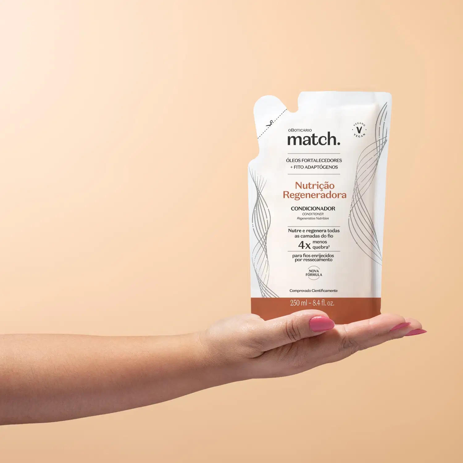 Imagem de uma mão segurando um refil em sachê branco com detalhe laranja e letras pretas contendo condicionador da marca Match. Nutrição Regeneradora em fundo com degradê de branco e rosa.