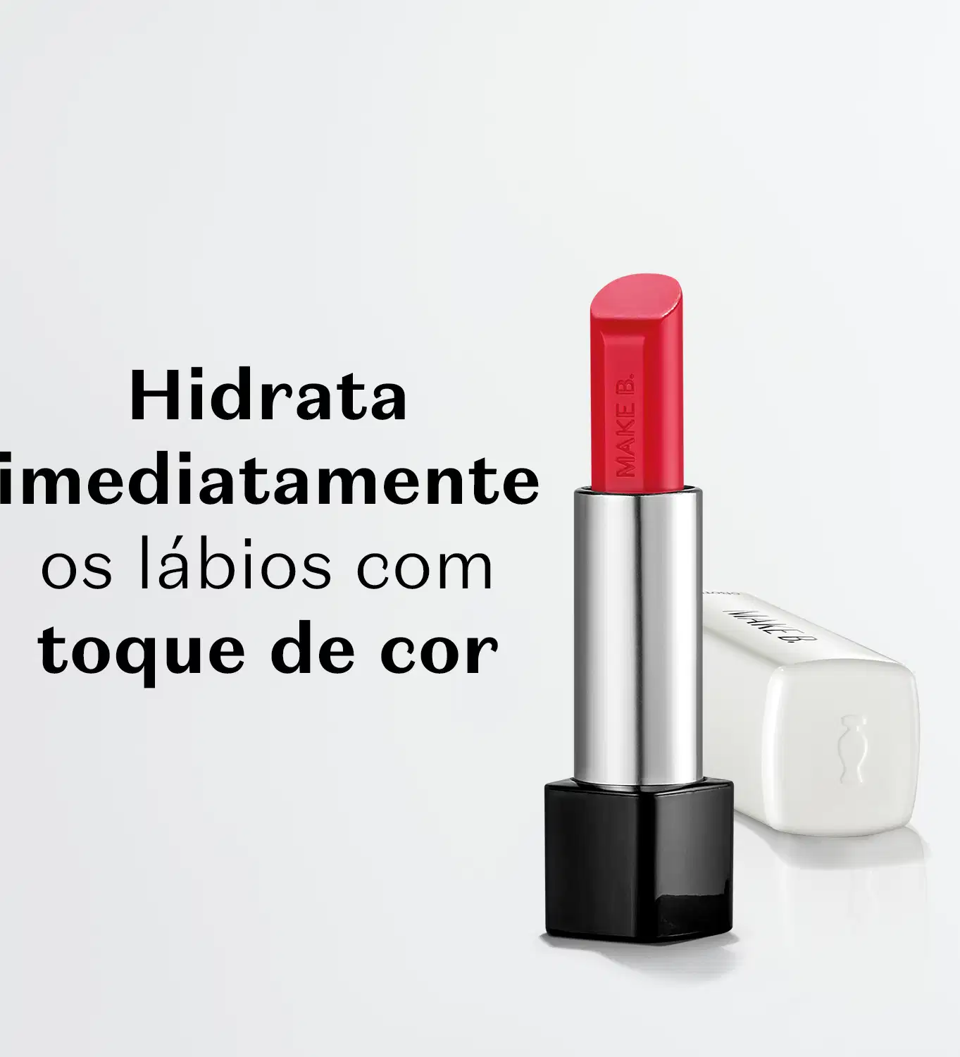 Embalagem de balm labial vermelho da marca Make B. Lip Chronology Color Repair em primeiro plano, sobre superfície branca, com texto descrevendo o produto.
