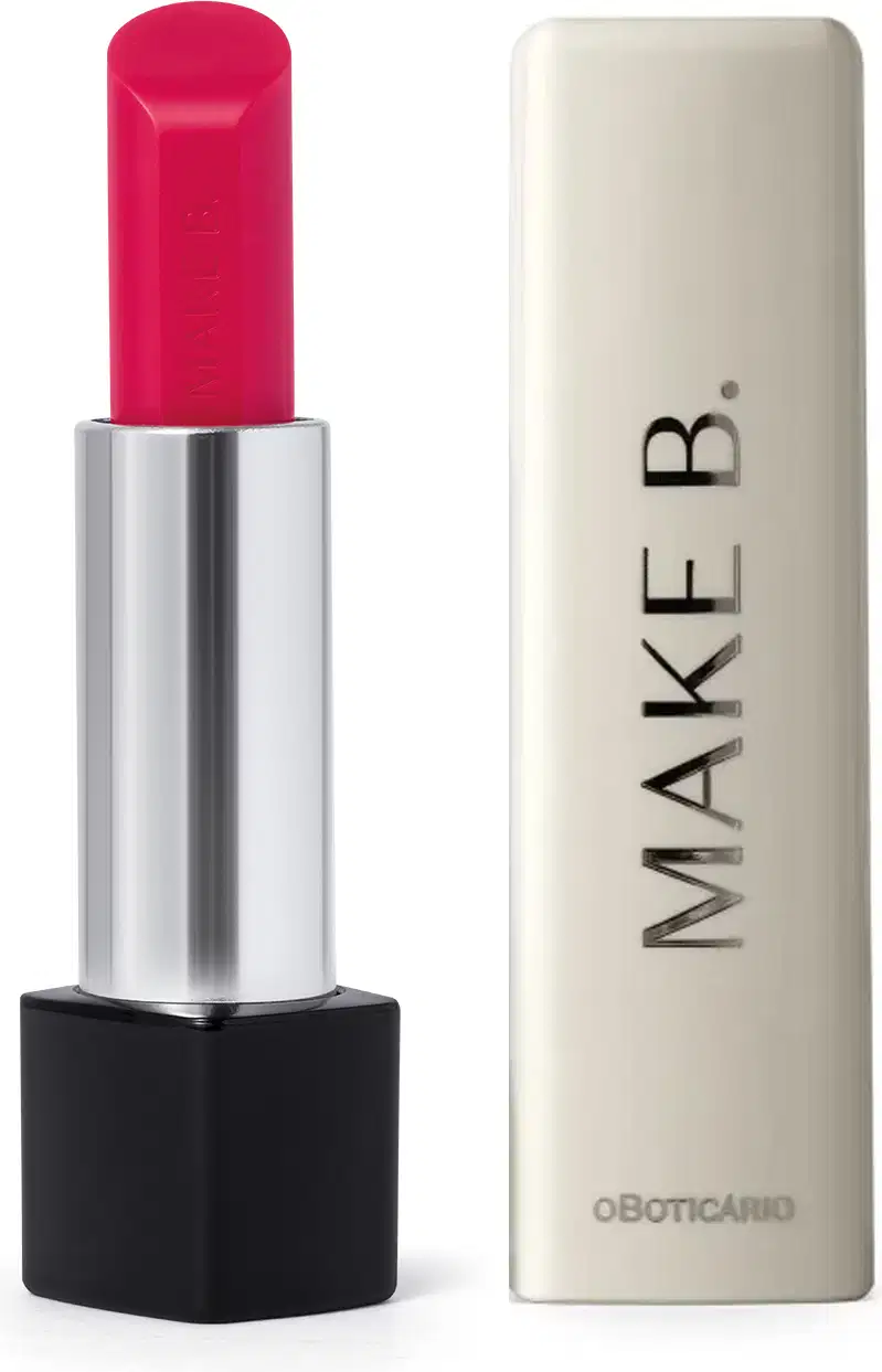 O balm labial rosa da marca Make B. Lip Chronology Color Repair possui uma embalagem preta e prateada com produto  cor de rosa brilhante e tampa branca com a marca gravada em letras pretas.