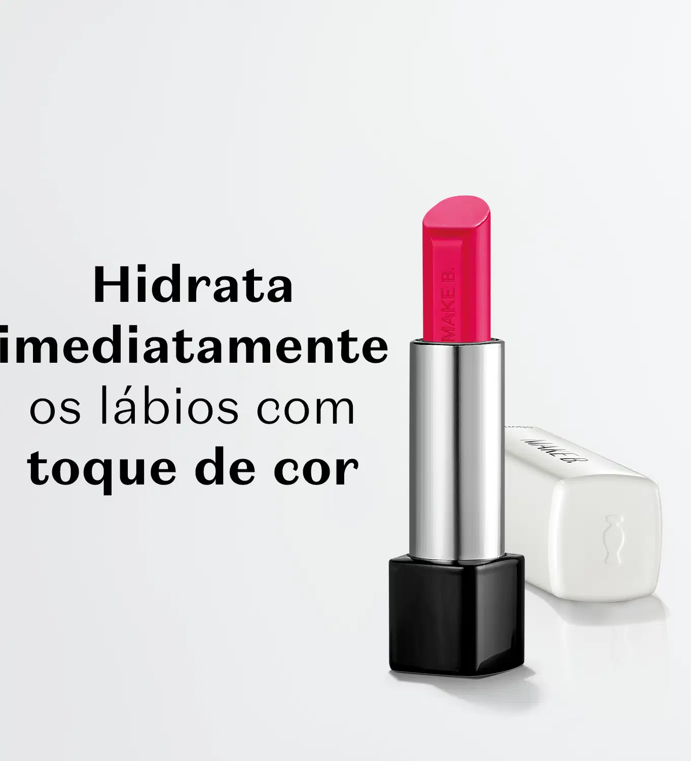 Embalagem de balm labial rosa da marca Make B. Lip Chronology Color Repair em primeiro plano, sobre superfície branca, com texto descrevendo o produto.