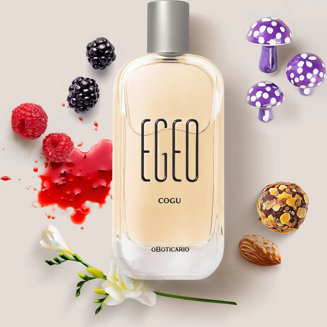 O frasco é de vidro transparente, com um design elegante e simples. Ao redor do frasco, há alguns elementos decorativos, como flores, cogumelos estilizados e frutas vermelhas, que parecem complementar a apresentação do produto.