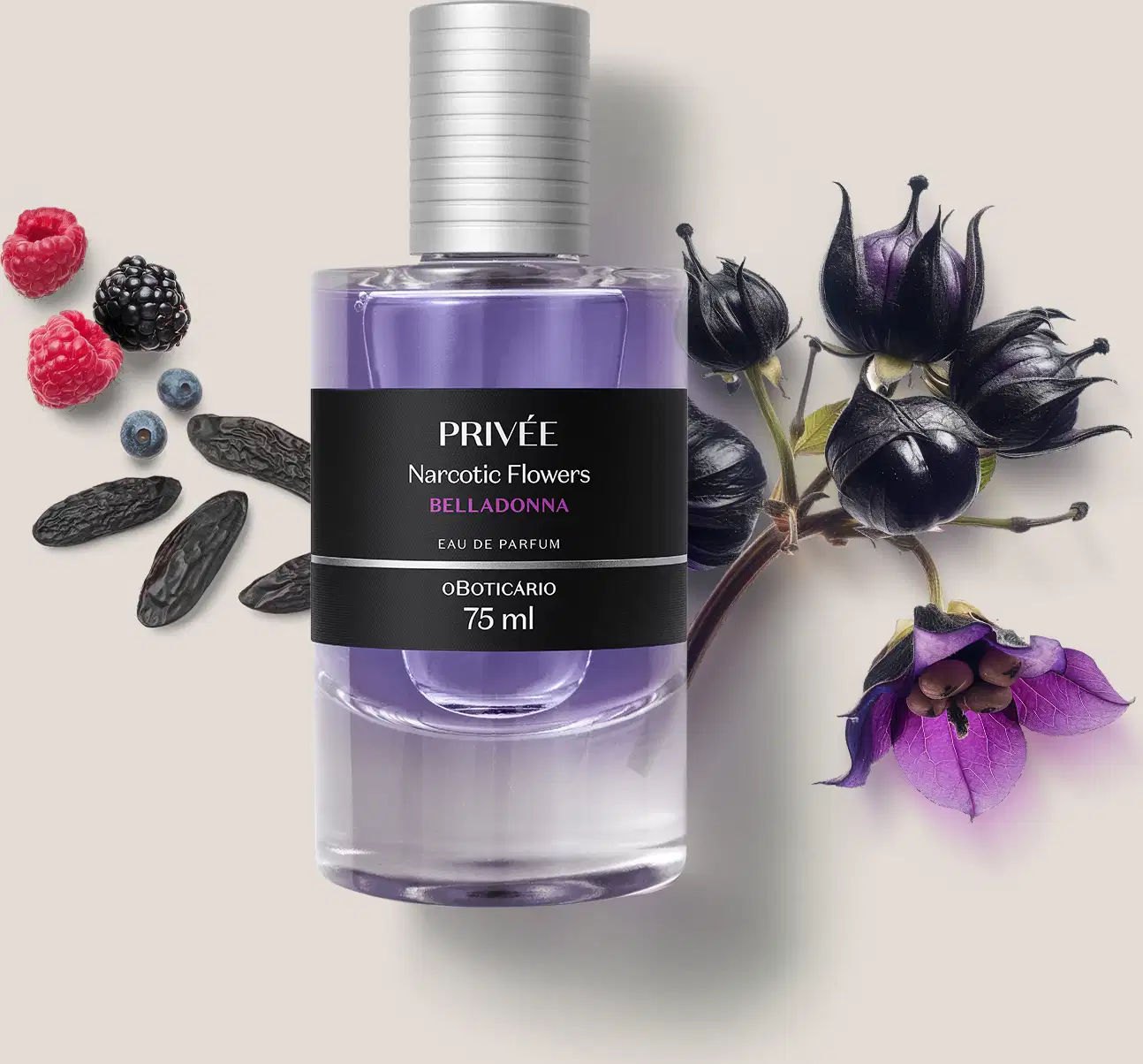 Frasco de Eau De Parfum Privée Narcotic Flowers Belladonna em primeiro plano, com frutas vermelhas, flores pretas e roxas ao redor, sobre superfície clara.