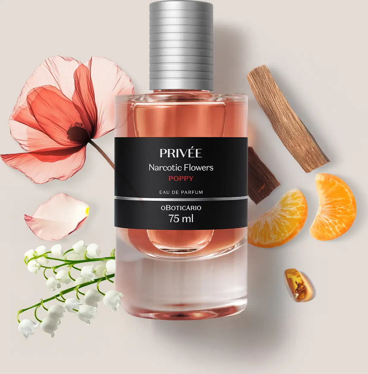 Frasco de Eau de Parfum Privée Narcotic Flowers Poppy  em meio a flores, fatias de laranja e outros elementos decorativos sobre superfície clara.