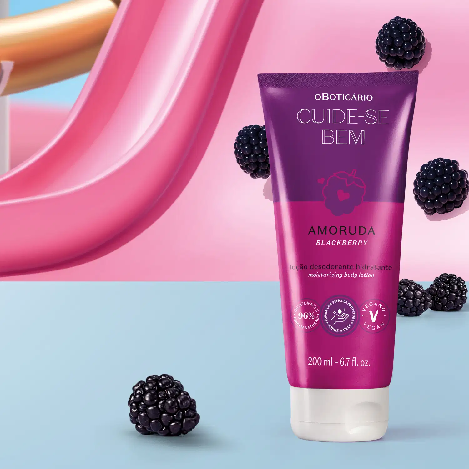 Tubo de loção hidratante corporal da marca Cuide-se Bem Amoruda sobre superfície lilás e azul com amoras pretas ao redor e um creme lilás ao fundo.