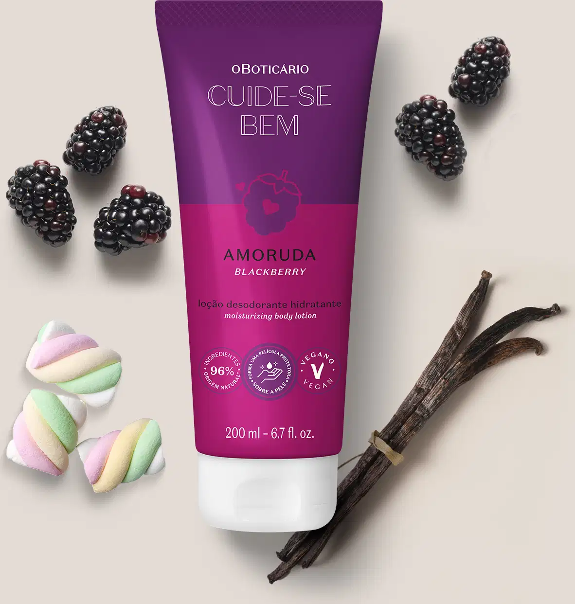 Tubo de loção corporal da marca Cuide-se bem Amoruda, com embalagem roxa e branca com ilustração de aoras, rodeado por amoras frescas, marshmallows e um pedaço de baunilha, sobre uma superfície clara e neutra.