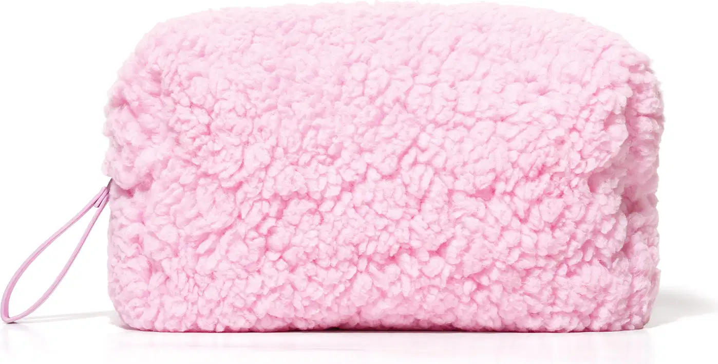 Imagem de um nécessaire rosa felpudo em formato retangular com zíper e alça para transporte.