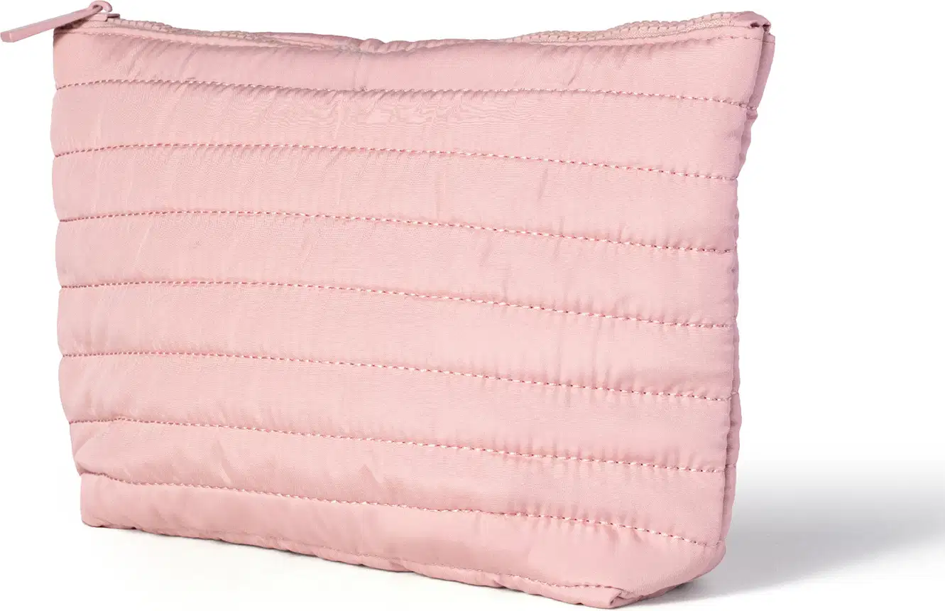 Nécessaire rosa claro acolchoado com estética puffer e zíper vista angularmente.