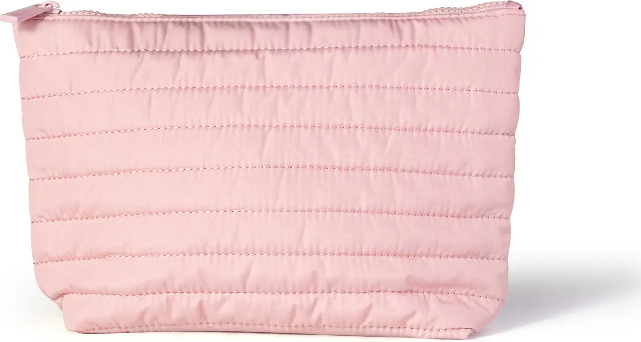 Nécessaire rosa claro acolchoado com estética puffer e zíper vista de lado.