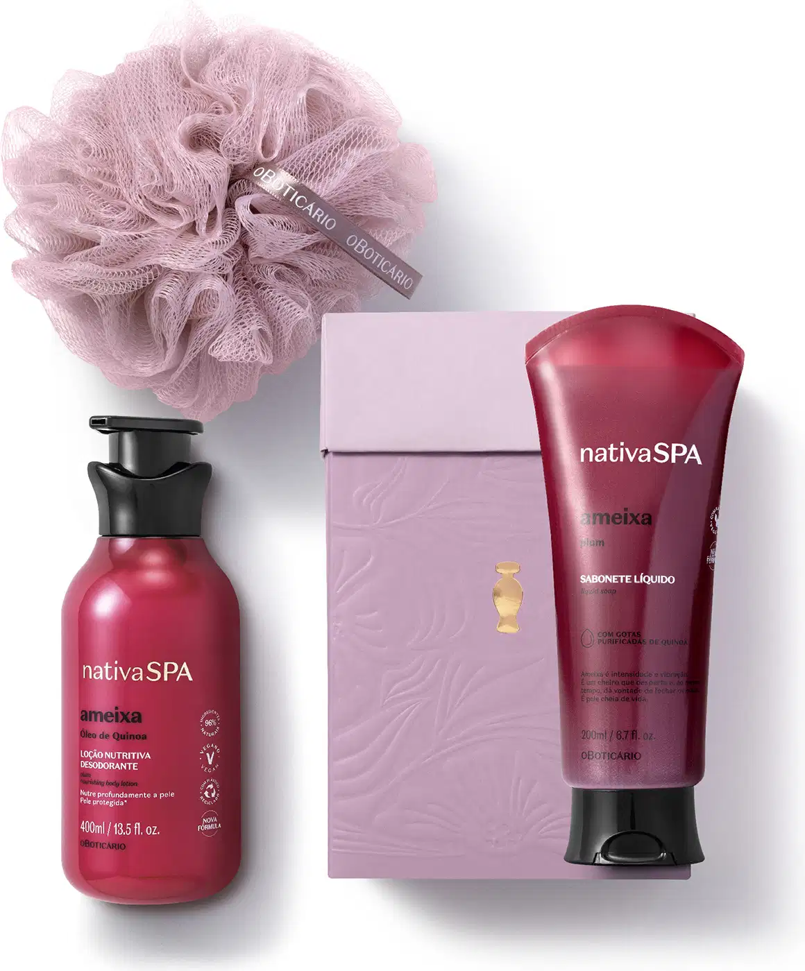 Caixa roxa com detalhe dourado, esponja de banho roxa e dois produtos Nativa SPA Ameixa, sendo uma bisnaga de sabonete líquido corporal e um frasco de loção nutritiva desodorante, ambos em embalagem rosa vibrante com tampa preta.