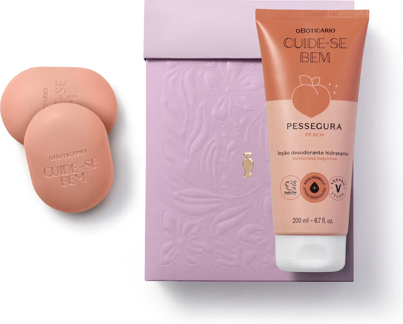 Caixa roxa com detalhe dourado, frasco em tons de laranja e rosa com pêssego ilustrado de loção hidratante corporal Cuide-se Bem Pessegura e dois sabonetes em barra na cor laranja da mesma marca.
