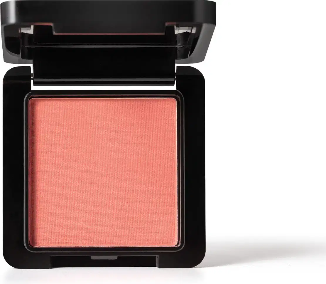 Embalagem preta de blush compacto da marca Make B. aberta, com formato quadrado, e dentro, vemos o produto de tonalidade coral vibrante.
