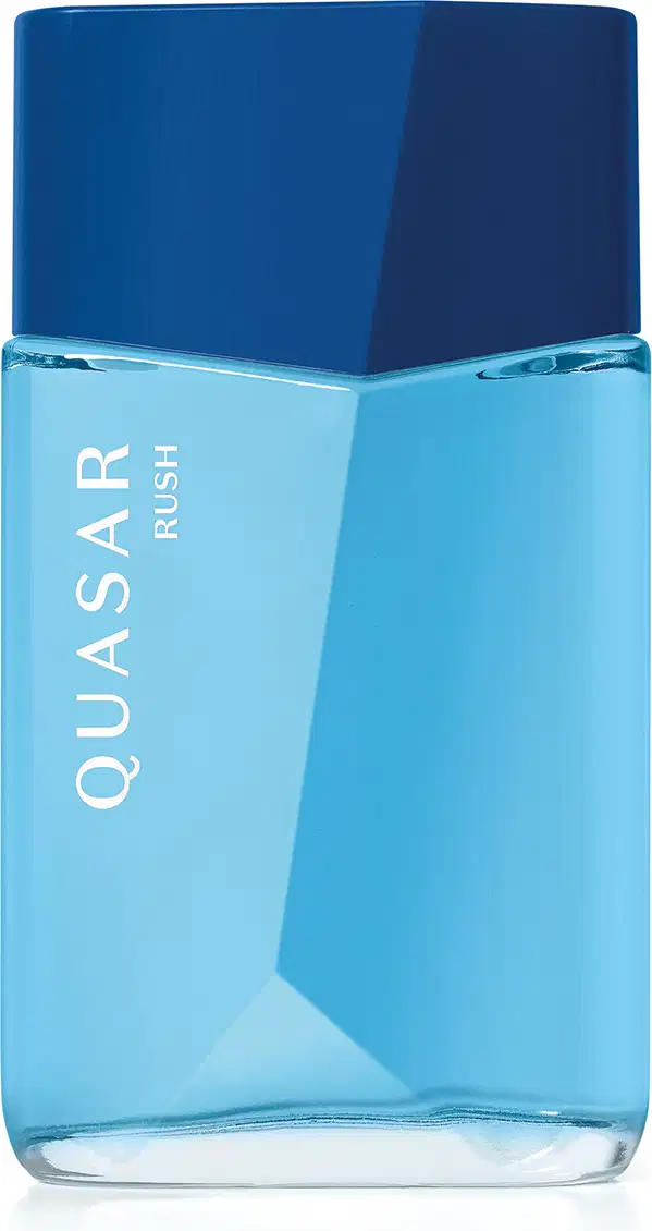 Imagem de um frasco de desodorante colônia da marca Quasar Rush  em tom azul claro, com tampa azul escura, formato geométrico e texto branco no rótulo.