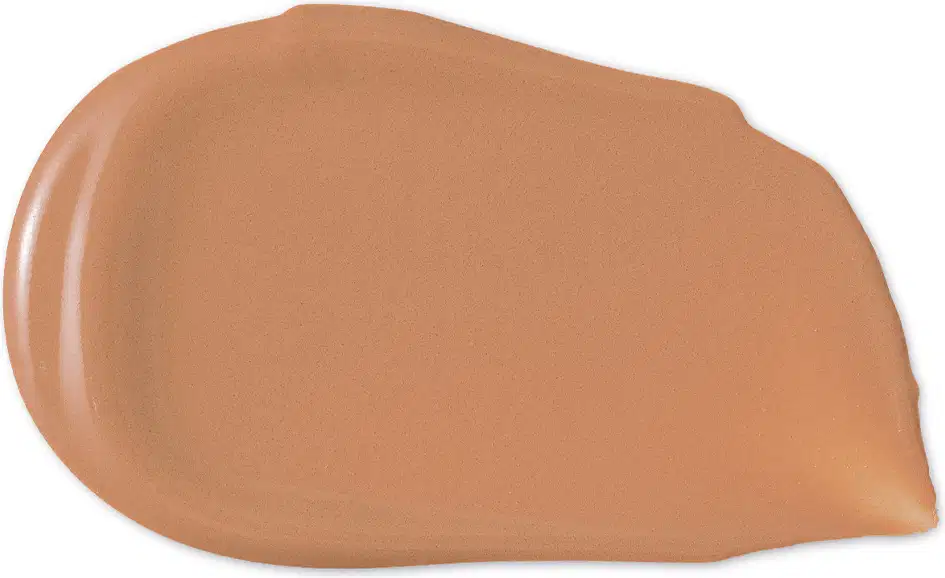O produto de beleza apresenta uma textura cremosa e uniforme, com uma tonalidade alaranjada suave. Sua aparência é lisa e brilhante, sugerindo uma fórmula leve e de fácil aplicação.